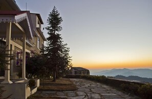 Property grounds - The Grand Oak Manor (Almora)