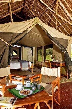 Outdoor dining - Voyager Ziwani Tented Camp (Kenya)