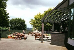 Outdoor dining - The Menai Hotel (Bangor)