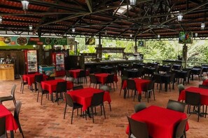 Outdoor dining - Tapirus Lodge (Guapiles)