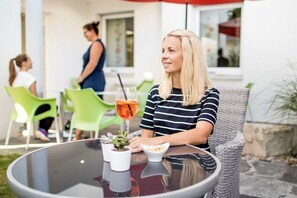 Outdoor dining - Hotel Go2bed Weil Basel (Weil am Rhein)