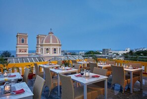 Outdoor dining - Villa Du Ocean (Puducherry)