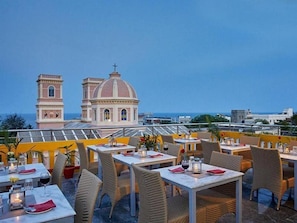 Outdoor dining - Villa Du Ocean (Puducherry)