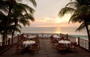 Outdoor dining - Patra Anyer (Anyer)