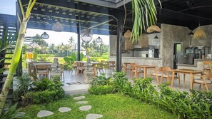Outdoor dining - Sujiwa Ubud Retreat (Sukawati)