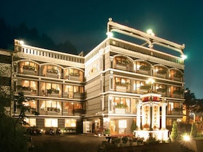 A multi-story hotel with balconies, a central courtyard, and a fountain. - Ali-shan Kaofeng Hotel (Alishan)