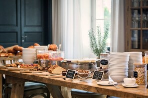 A breakfast buffet with various food items and labels. - Domaine de Fontenille (Lauris)