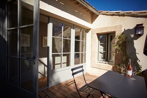 Outdoor dining - Domaine de Fontenille (Lauris)