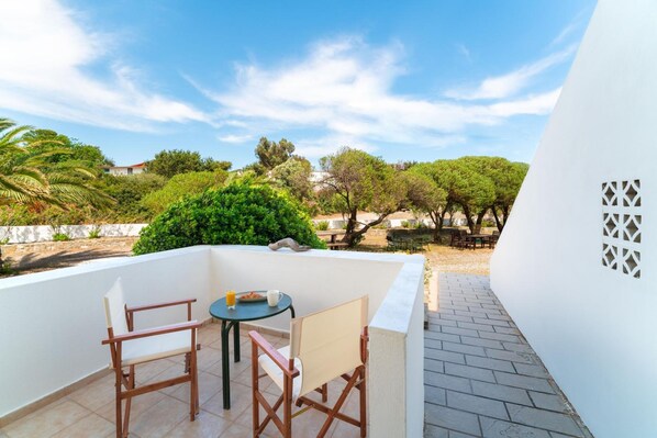 Outdoor dining - Tselios Apartments & Studios (Rhodes)