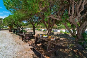 Outdoor dining - Tselios Apartments & Studios (Rhodes)