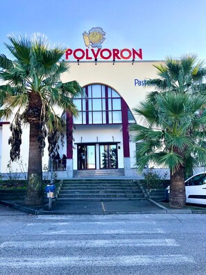Exterior - Don Polvoron (Estepa)