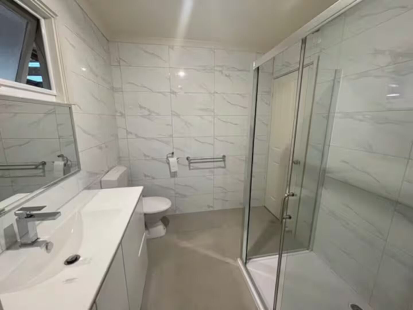 Douche, sèche-cheveux, serviettes fournies, savon