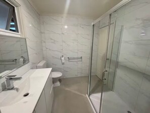 Een douche, een haardroger, handdoeken, zeep