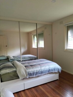 4 slaapkamers, een strijkplank/strijkijzer, beddengoed