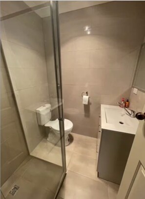 Doccia, asciugacapelli, asciugamani, sapone