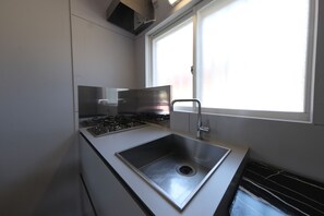 Refrigerador, microondas, parrilla de estufa y utensilios de cocina 