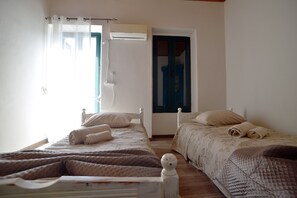 3 slaapkamers, een strijkplank/strijkijzer, internet, beddengoed
