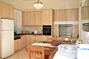 Private kitchen - Samos Old Village House – 3 BR Maisonette by MPS (Mili)