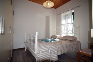 3 slaapkamers, een strijkplank/strijkijzer, internet, beddengoed
