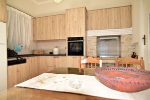 Private kitchen - Samos Old Village House – 3 BR Maisonette by MPS (Mili)