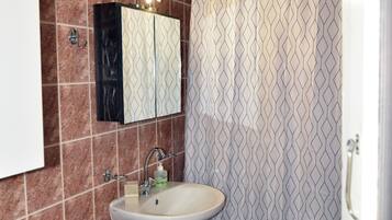 SĂšche-cheveux, serviettes fournies, savon, papier toilette