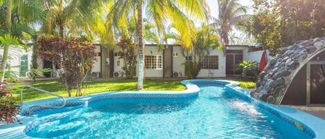 Una piscina al aire libre