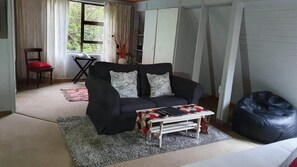 Living area - Tsitsikhaya Lodge (Storms River)