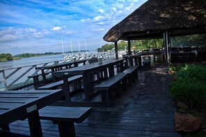 Outdoor dining - Waterfront Country Lodge and Spa (Vanderbijlpark)