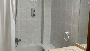 A bathroom with a shower, a toilet, and a sink. - Maria Rosa (Pedrola)