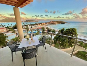 Outdoor dining - Oceans at Divi Little Bay Beach Resort (Philipsburg)