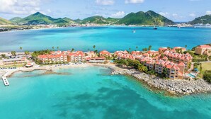 Un complexe hôtelier doté de villas en bord de mer, d’une jetée et d’eaux turquoise cristallines.