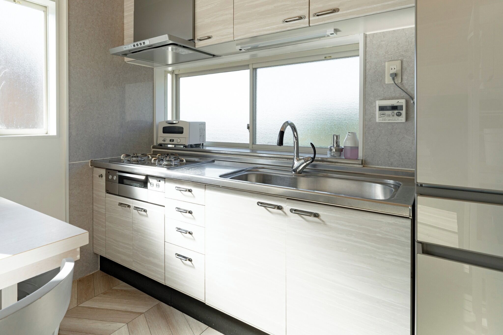 Kjøleskap, mikrobølgeovn, kokeplater og kjøkkenutstyr