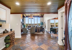 Smart TV, fireplace, table football, stereo - New Sauna, Private One Acre Lot, Saltwater Pool, New Outdoor Kitchen, Fire Pit (Hot Springs)