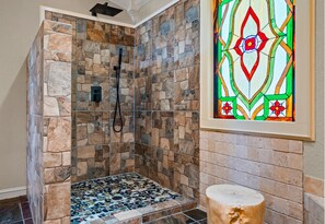 Shower, jetted bath, hair dryer, towels - New Sauna, Private One Acre Lot, Saltwater Pool, New Outdoor Kitchen, Fire Pit (Hot Springs)