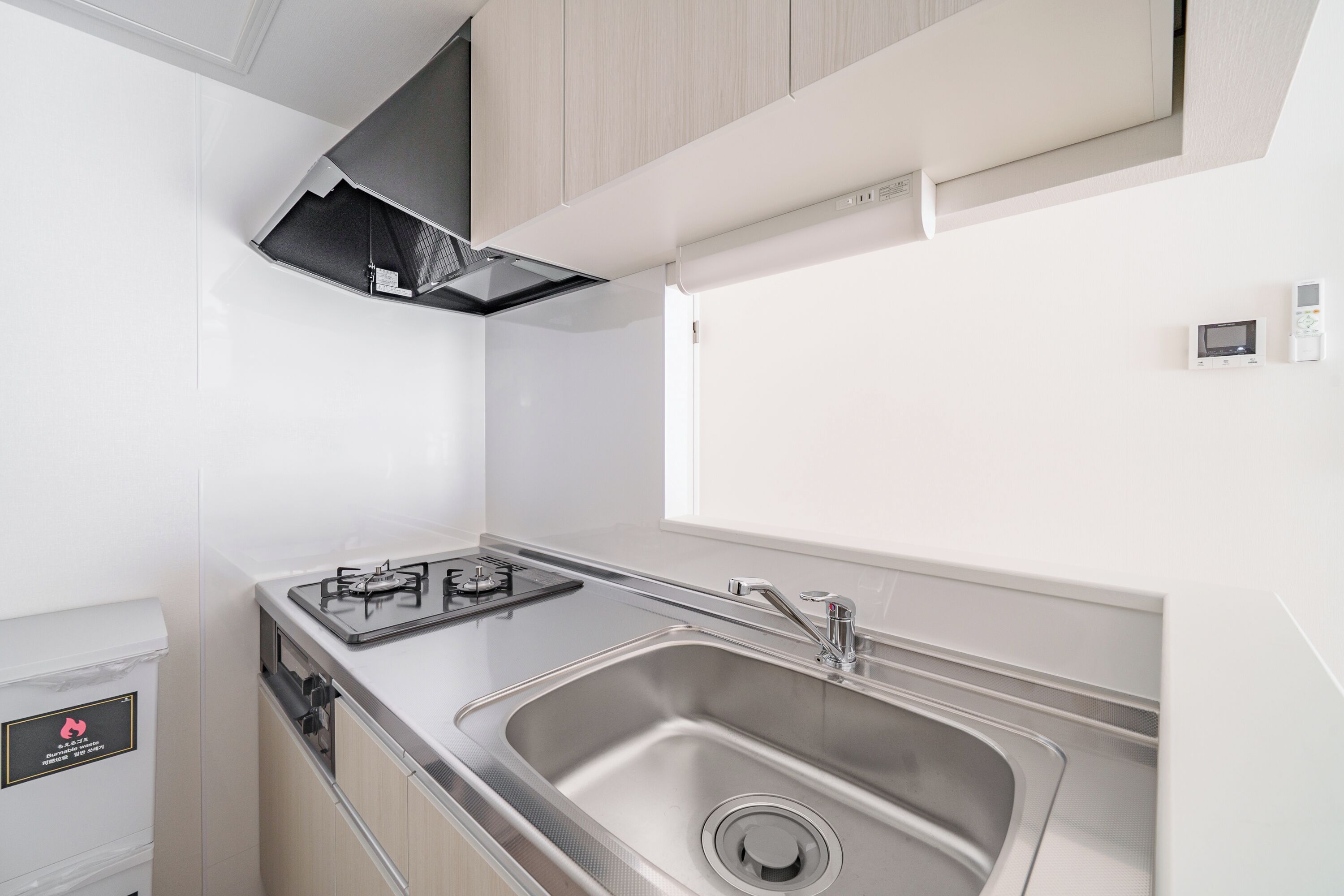 Apartamento | Cozinha privada | Geladeira, micro-ondas, cooktop, talheres/pratos/utensílios de cozinha