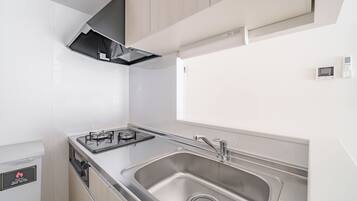 Apartamento | Cozinha privada | Geladeira, micro-ondas, cooktop, talheres/pratos/utensílios de cozinha