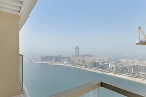 Property grounds - Elegant 1BR at Emmar Beachfront (Dubai)