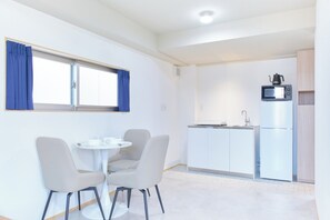 Fridge, microwave, stovetop, cookware/dishes/utensils - 401 Easy access from Shinjuku Station  11 minutes walk from Nakano Station  Accommodates 3 people / Nakano Ward Tokyo (Nakano Ward)