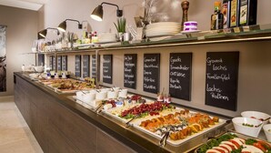 Un bufé con diversas opciones de comida y una selección de salsas.