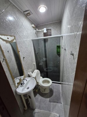 Bathroom - Kitnets com AR Condicionado na Praia (Salvador)