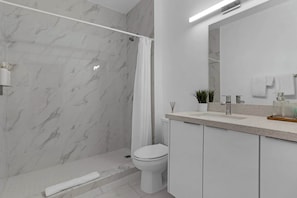 Shower, hair dryer, towels, shampoo - Heart of Wynwood - Rooftop Pool - New 1B (Miami)