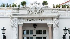 Un edificio con un letrero que dice 'LÖWEN HOTEL' sobre la entrada.