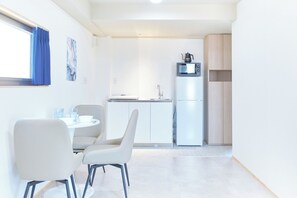 Kühlschrank, Mikrowelle, Herdplatte, Kochgeschirr/Geschirr/Besteck