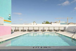 Pool - Walk to Wynwood Walls - Rooftop Pool - New Condo (Miami)