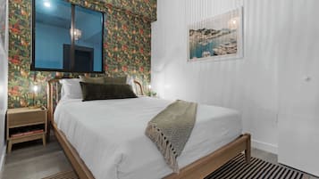 Tabla de planchar con plancha, cuna de viaje, wifi y ropa de cama