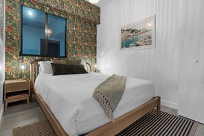 Iron/ironing board, travel crib, WiFi, bed sheets - Walk to Wynwood Walls - Rooftop Pool - New Condo (Miami)