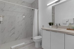 Shower, hair dryer, towels, shampoo - Walk to Wynwood Walls - Rooftop Pool - New Condo (Miami)