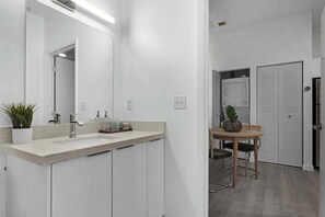 Interior - Walk to Wynwood Walls - Rooftop Pool - New Condo (Miami)