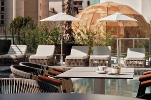 Outdoor dining - Crowne Plaza Marseille - Le Dome by IHG (Marseille)