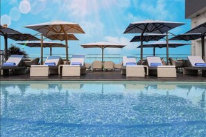 Outdoor pool - Wink Hotel Danang Riverside (Da Nang)